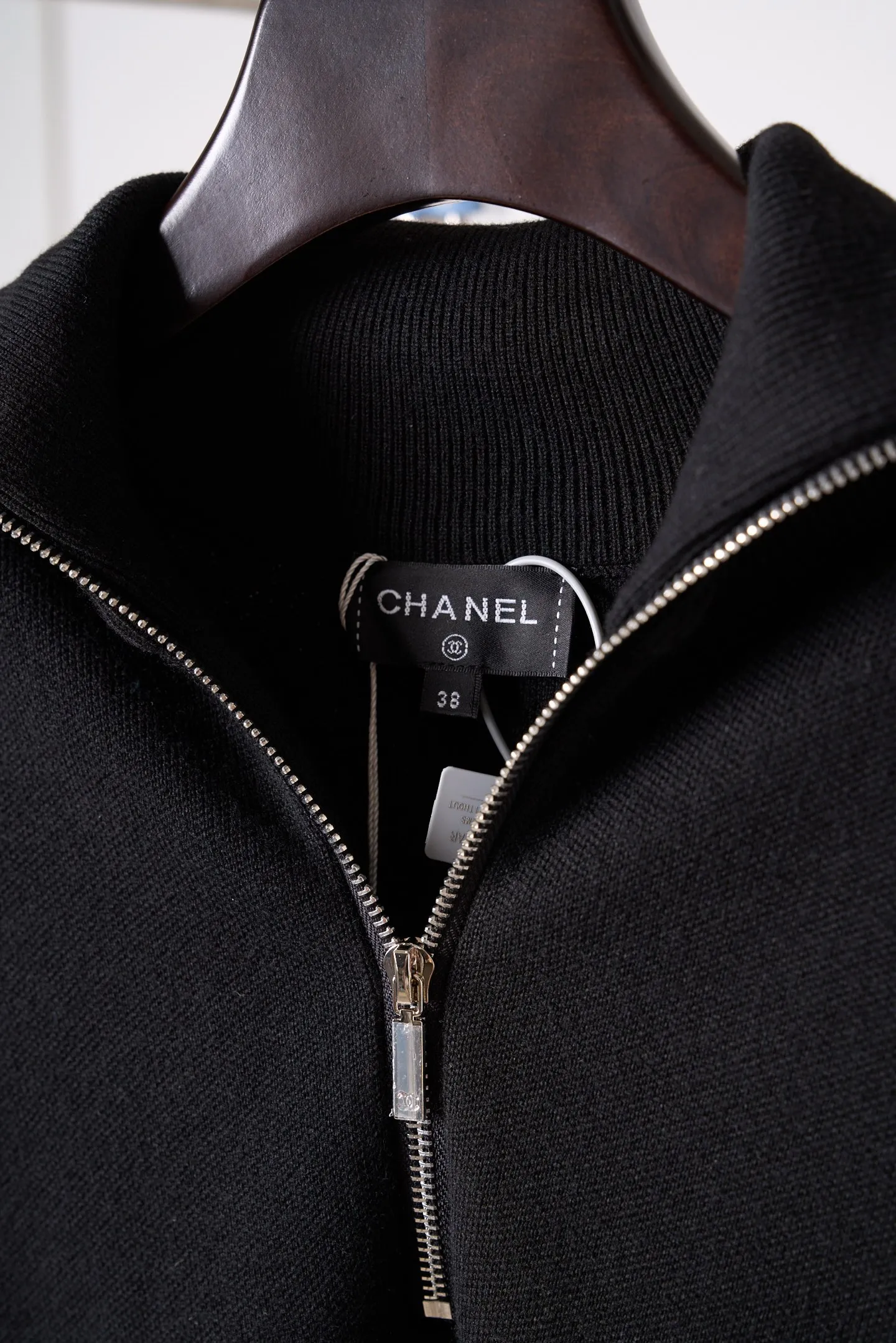[In-Stock] CHANEL/Chanel Stand Collar Wool and Silk Logo Logo Pullover Sweater [In Stock] 36 38 40 42 Authentic 28,000 purchase and development, 46-count wool blended double-ply yarn, imported from Germany (SOTO) loom, hand-stitched logo, wool enzyme washing, customized 1:1 hardware, customized 1:1 zipper, customized 1:1 trademark, fitted version, hand washing recommended (this product is made of wool and is not easy to machine wash)